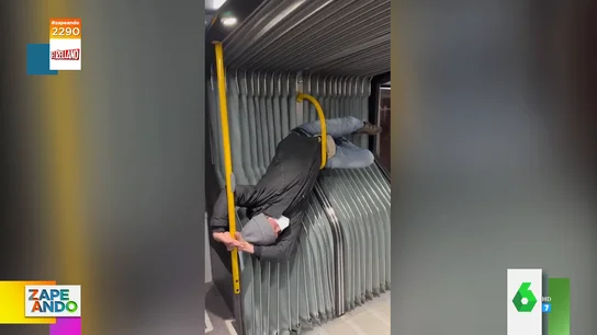 La curiosa forma en la que un hombre viaja en autobús entre las barras de agarre La curiosa forma en la que un hombre viaja en autobús entre las barras de agarre