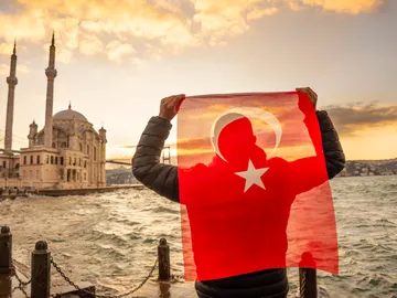 Hombre con la bandera de Turquía Hombre con la bandera de Turquía