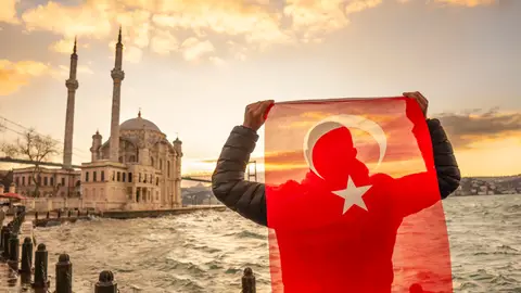 Hombre con la bandera de Turquía Hombre con la bandera de Turquía