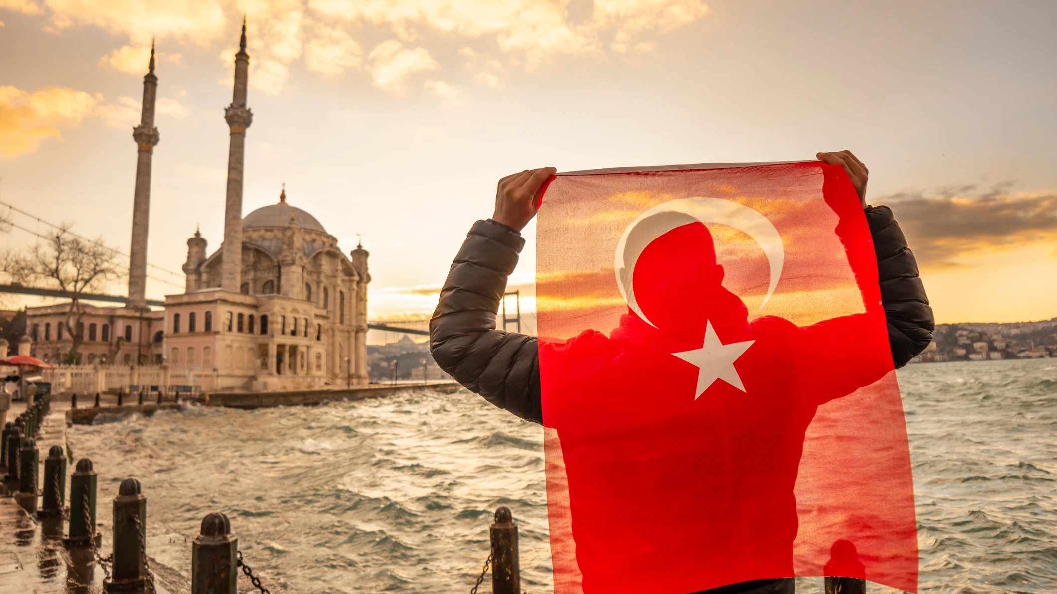 Hombre con la bandera de Turquía Hombre con la bandera de Turquía