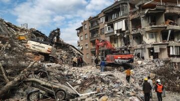 Edificio destruido tras los sismos de Ucrania