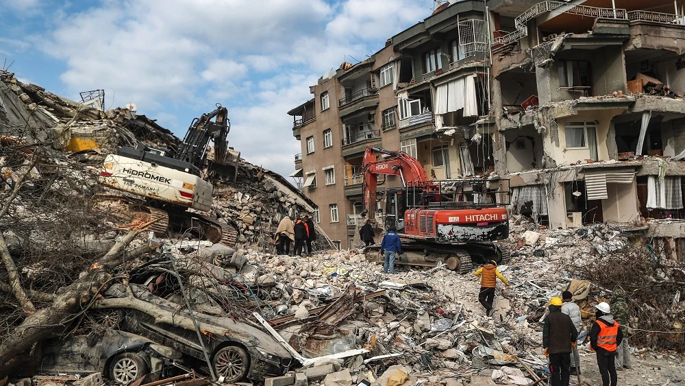 Edificio destruido tras los sismos de Ucrania