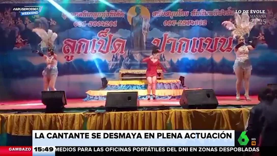 Una cantante se desmaya en medio de la actuación y lo que hacen sus coristas te sorprenderá Una cantante se desmaya en medio de la actuación y lo que hacen sus coristas te sorprenderá