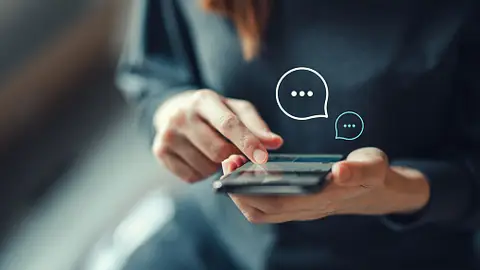 Imagen de recurso de una persona chateando por el móvil Imagen de recurso de una persona chateando por el móvil