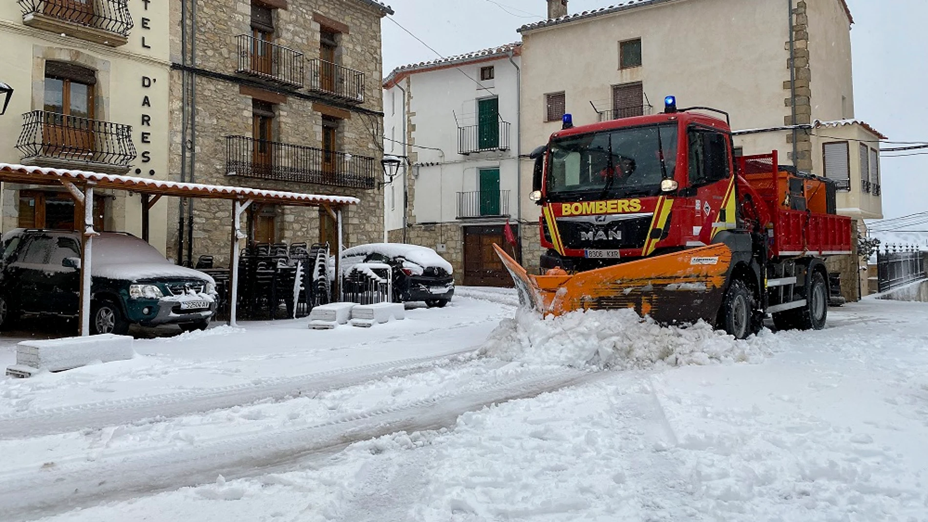Un quitanieves trabaja en la localidad Castellonense de Ares