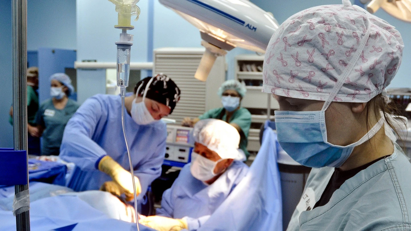 Hasta 90 horas de trabajo semanal y descansos insuficientes: los MIR denuncian abusos que repercuten en los pacientes Hasta 90 horas de trabajo semanal y descansos insuficientes: los MIR denuncian abusos que repercuten en los pacientes
