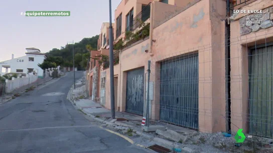 Terror entre los vecinos de una urbanización de lujo en ruinas por los terremotos: "Cuando estoy en la cama escucho crujidos" Terror entre los vecinos de una urbanización de lujo en ruinas por los terremotos: "Cuando estoy en la cama escucho crujidos"