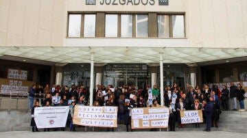 Momento de la concentración de letrados de la administración de Justicia de la Comunidad de Madrid llevaron a cabo en los juzgados de la Plaza de Castilla. 