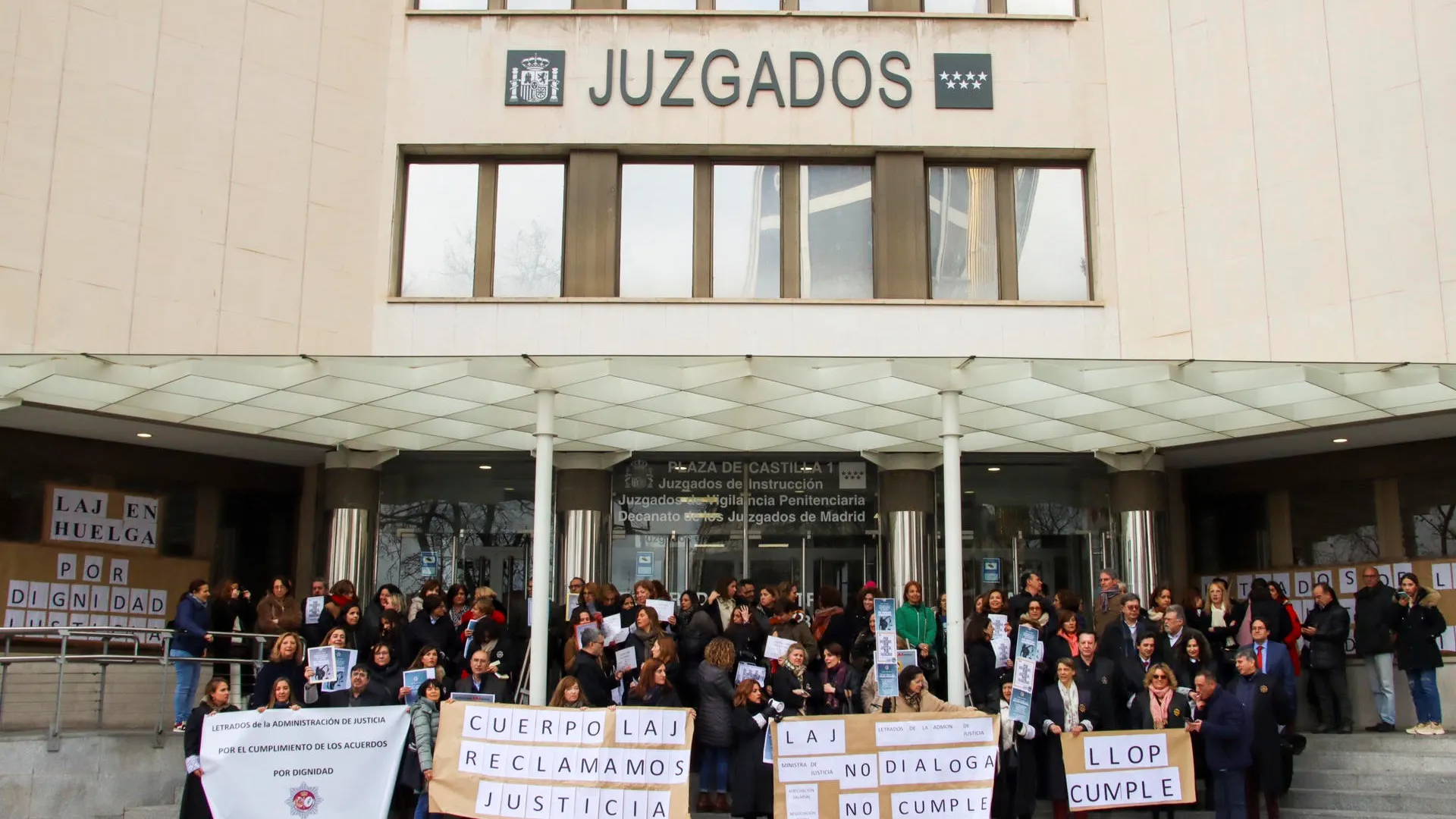 Momento de la concentración de letrados de la administración de Justicia de la Comunidad de Madrid llevaron a cabo en los juzgados de la Plaza de Castilla. 