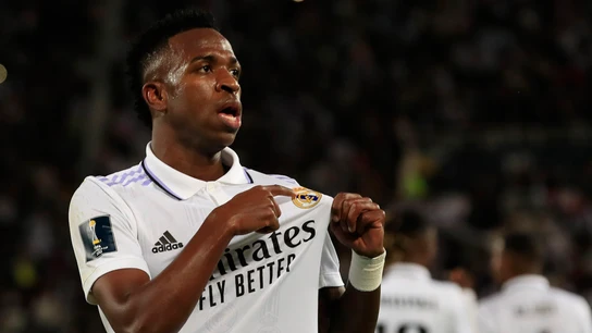 Vinicius celebra un gol señalando el escudo del Real Madrid Vinicius celebra un gol señalando el escudo del Real Madrid
