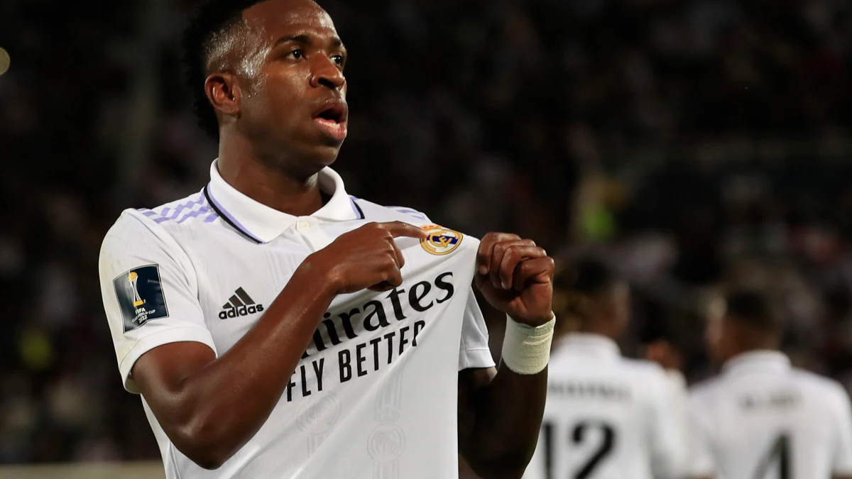 Vinicius celebra un gol señalando el escudo del Real Madrid