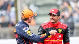 Carlos Sainz, con Max Verstappen