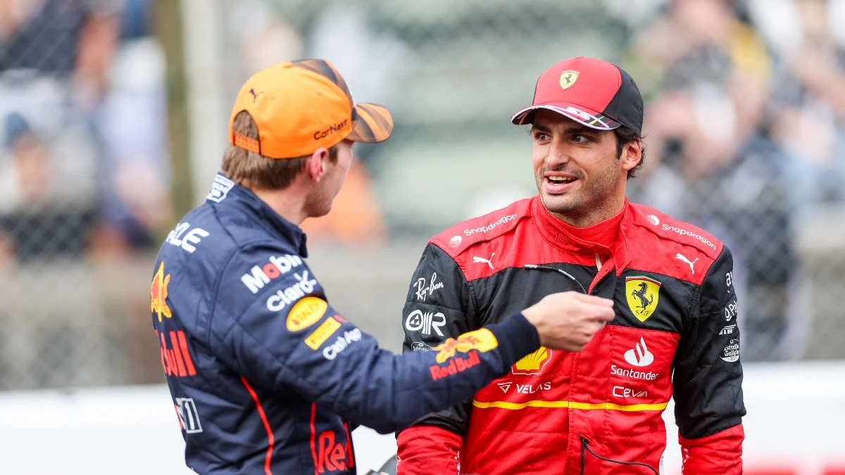 Carlos Sainz, con Max Verstappen