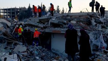 Ayuda internacional para salir del caos: el mundo se vuelca con Turquía y Siria tras la catástrofe sísmica