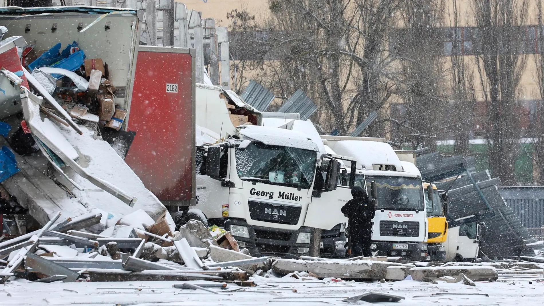 Destrucción causada por un misil en Járkov, en el norte de Ucrania