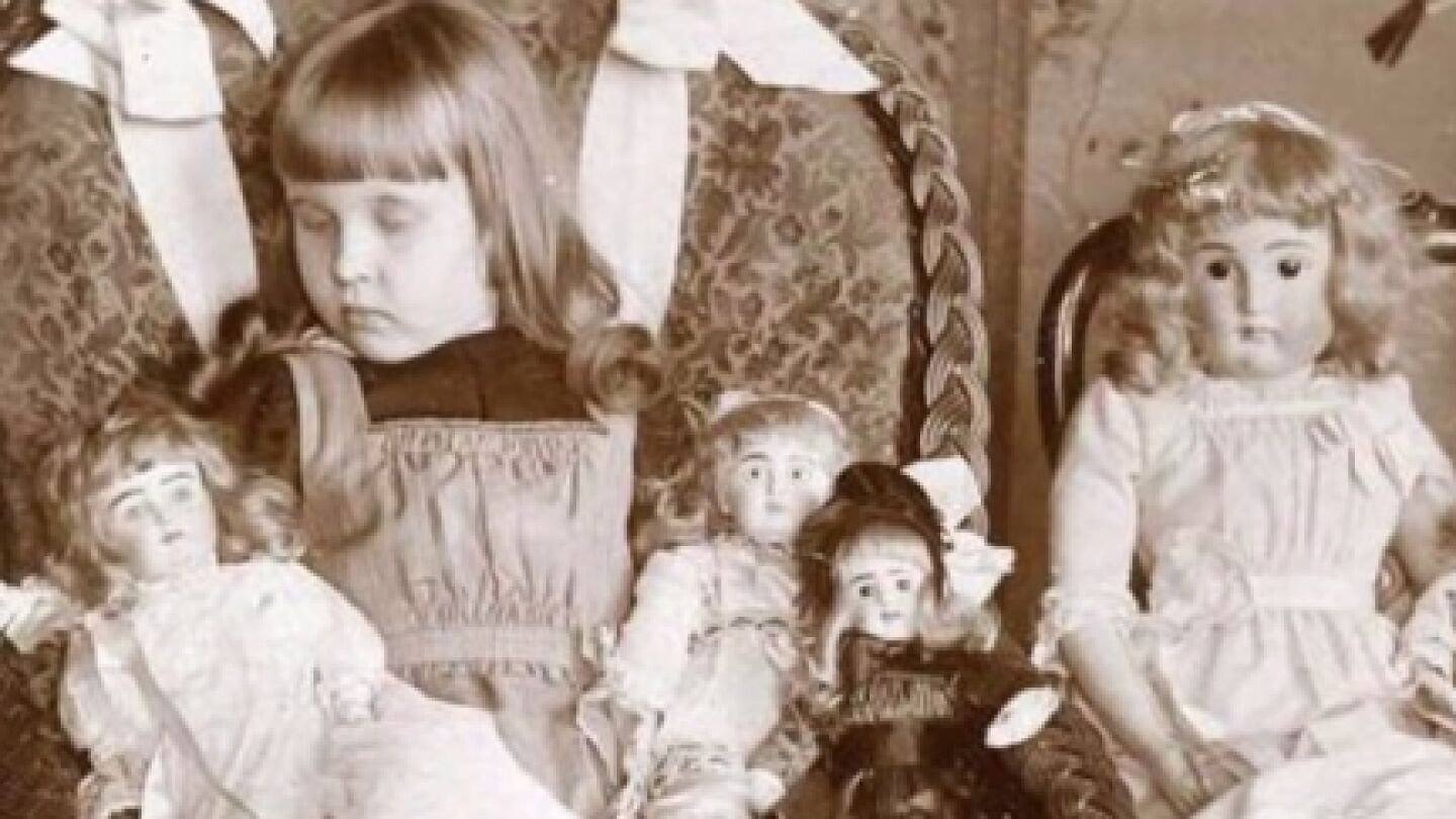 Fotografía de niña muerta con muñecas