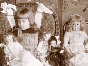 Fotografía de niña muerta con muñecas
