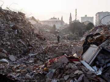 A 13-year-old boy is rescued alive after 182 hours under the rubble in Turkey