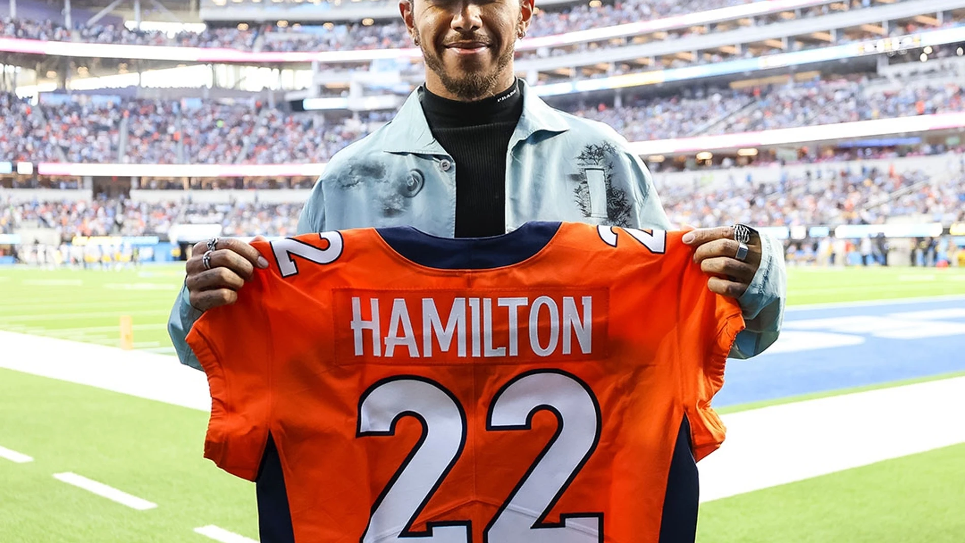 Lewis Hamilton con la camiseta de los Denver Broncos