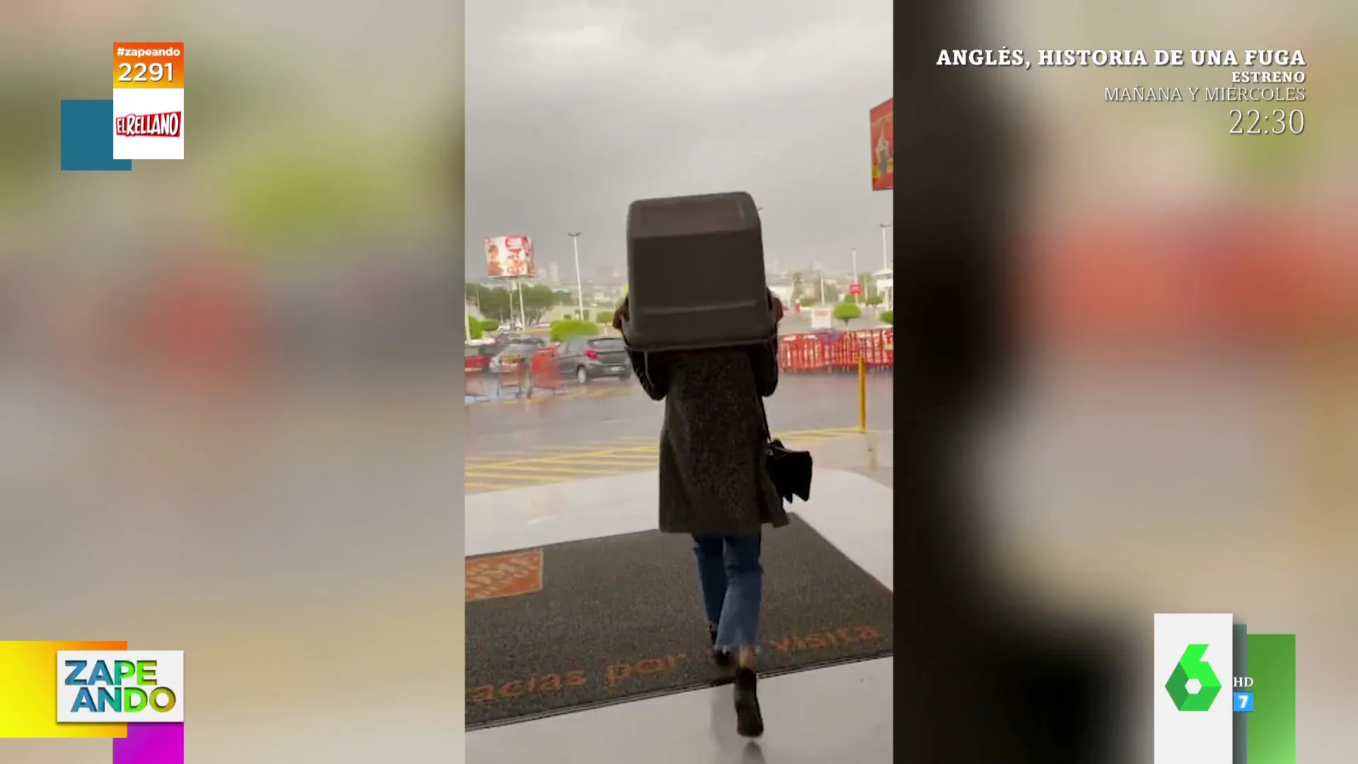 El resbalón viral de una mujer que llevaba un cubo a modo "novedoso paraguas" en la cabeza 