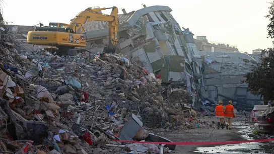 Edificio derrumbado en Turquía. Edificio derrumbado en Turquía.