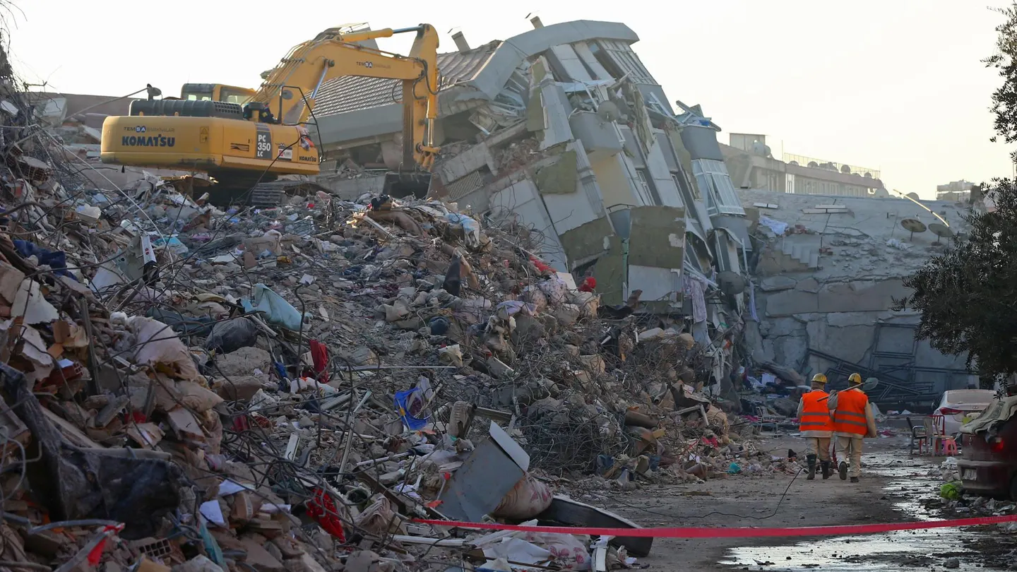 Edificio derrumbado en Turquía. Edificio derrumbado en Turquía.