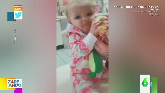 La adorable reacción de un bebé que prueba por primera vez el helado: así le agarra con todas las fuerzas La adorable reacción de un bebé que prueba por primera vez el helado: así le agarra con todas las fuerzas