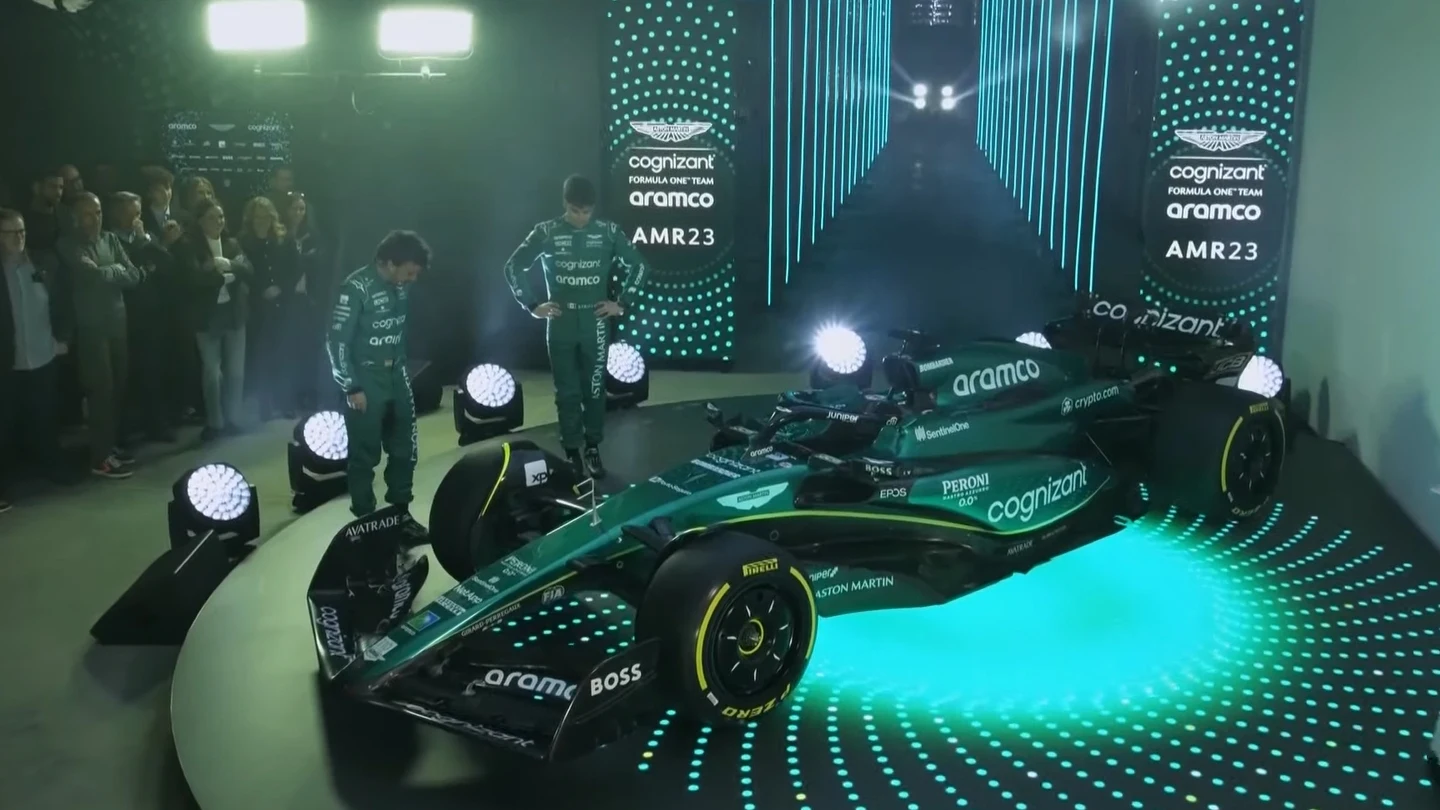 Alonso y Stroll miran con detenimiento el Aston Martin Alonso y Stroll miran con detenimiento el Aston Martin
