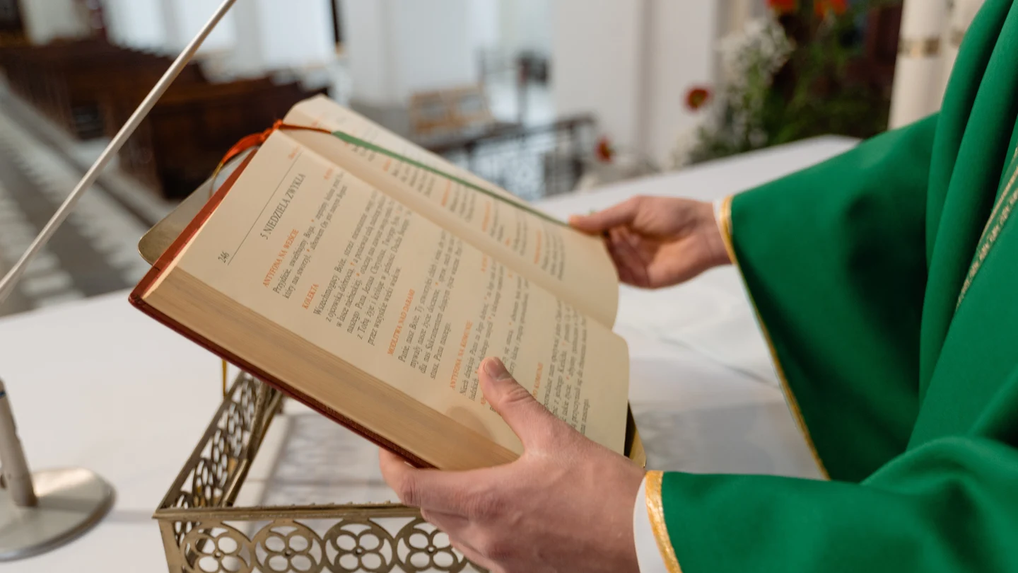 Imagen de archivo de un cura Estiman que hay al menos 4.815 víctimas de abusos sexuales en la Iglesia Católica de Portugal