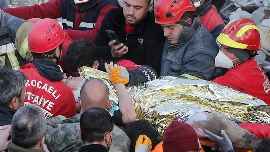 Rescatan con vida a un niño de 13 años tras 182 horas bajo los escombros en Turquía Rescatan con vida a un niño de 13 años tras 182 horas bajo los escombros en Turquía