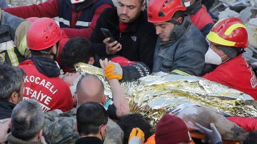Rescatan con vida a un niño de 13 años tras 182 horas bajo los escombros en Turquía
