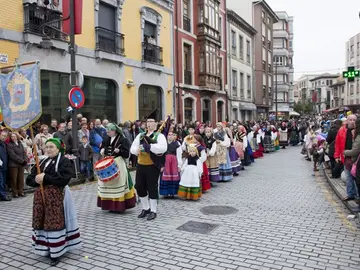 Pola de Siero y sus fiestas de Comadres, Güevos Pintos y el Carmín Pola de Siero y sus fiestas de Comadres, Güevos Pintos y el Carmín