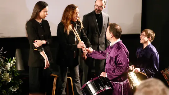 Eulalia Ramón, viuda del cineasta Carlos Saura, recibe unas baquetas de uno de los diez tamborileros de Calanda Eulalia Ramón, viuda del cineasta Carlos Saura, recibe unas baquetas de uno de los diez tamborileros de Calanda