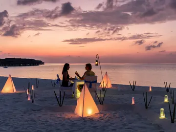 Pareja disfrutando de una escapada de San Valentín Pareja disfrutando de una escapada de San Valentín