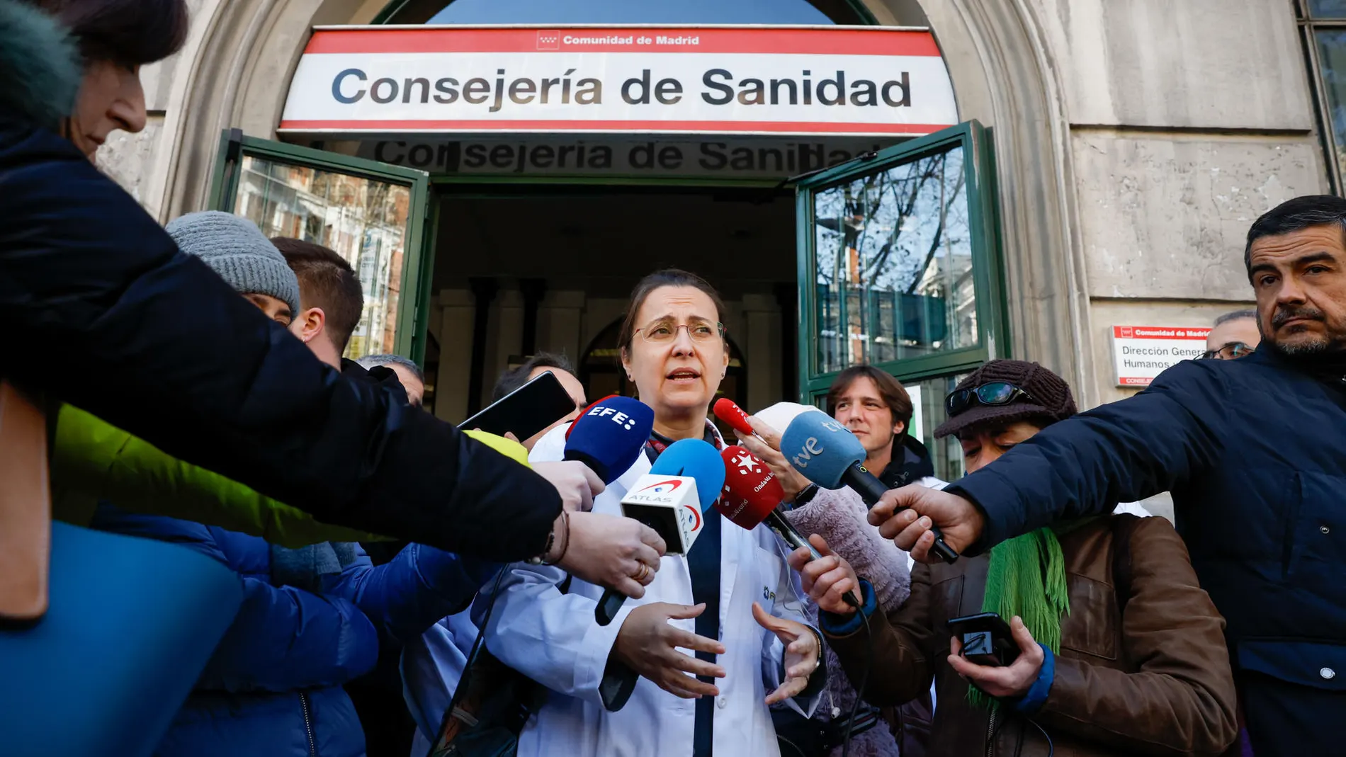 La secretaria general de AMYTS, Ángela Hernández, atiende a los medios ante la Consejería de Sanidad
