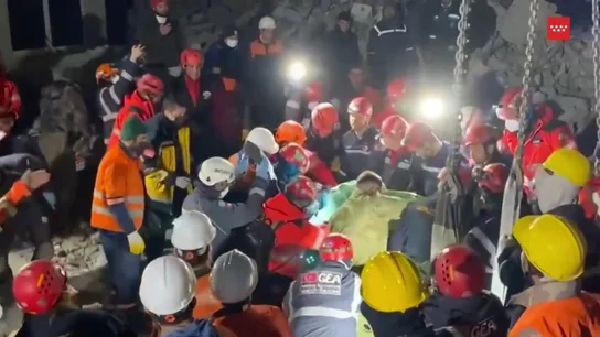 Bomberos de Madrid rescatan en Turquía a una mujer atrapada seis días después de los terremotos Bomberos de Madrid rescatan en Turquía a una mujer atrapada seis días después de los terremotos