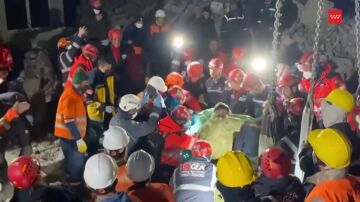Bomberos de Madrid rescatan en Turquía a una mujer atrapada seis días después de los terremotos