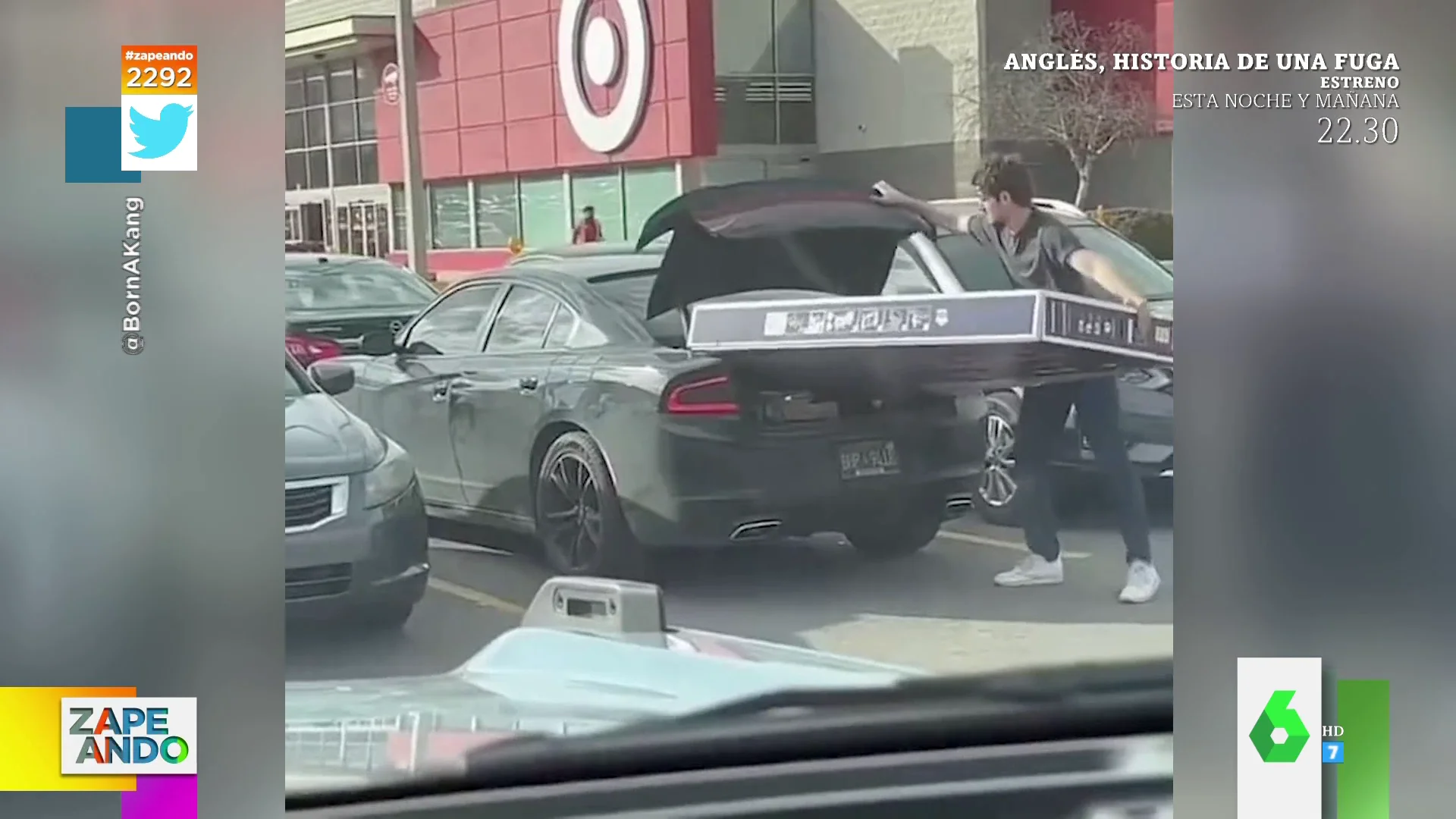 El momento en el que un hombre se da cuenta que ha comprado una tele más grande que su maletero