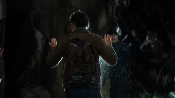 Joel (Pedor Pascal), apuntado por un soldado de FEDRA en el primer episodio de 'The last of us'.
