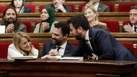 La consellera de Economía, Natalia Mas, recibe el saludo de Pere Aragonès en presencia de Roger Torrent La consellera de Economía, Natalia Mas, recibe el saludo de Pere Aragonès en presencia de Roger Torrent