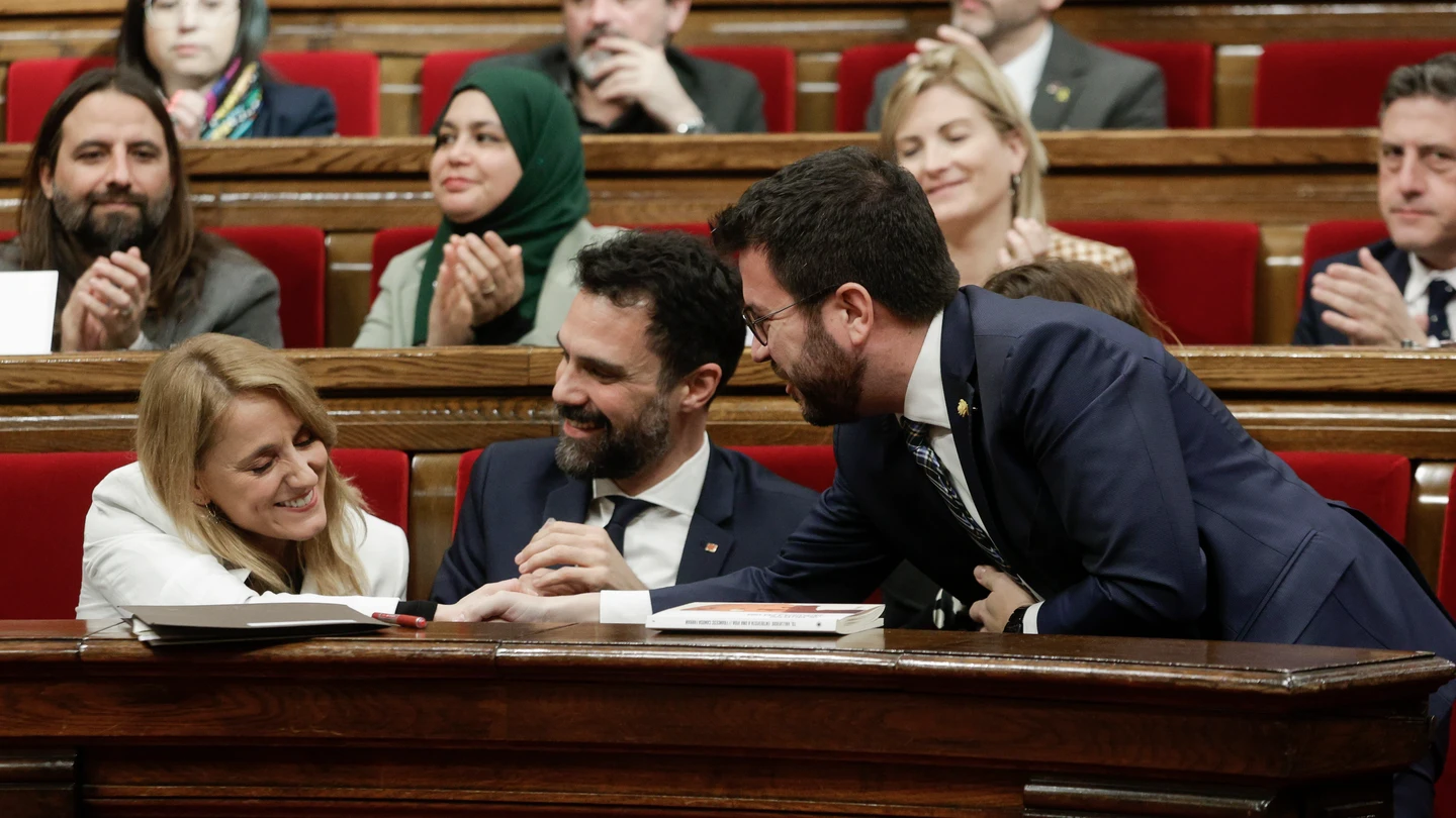 La consellera de Economía, Natalia Mas, recibe el saludo de Pere Aragonès en presencia de Roger Torrent La consellera de Economía, Natalia Mas, recibe el saludo de Pere Aragonès en presencia de Roger Torrent