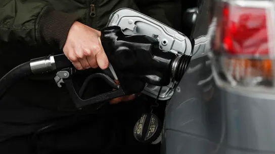 Imagen de archivo de una persona en una gasolinera Imagen de archivo de una persona en una gasolinera