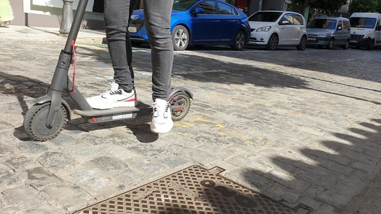 Imagen de archivo de un conductor en patinete eléctrico. Imagen de archivo de un conductor en patinete eléctrico.