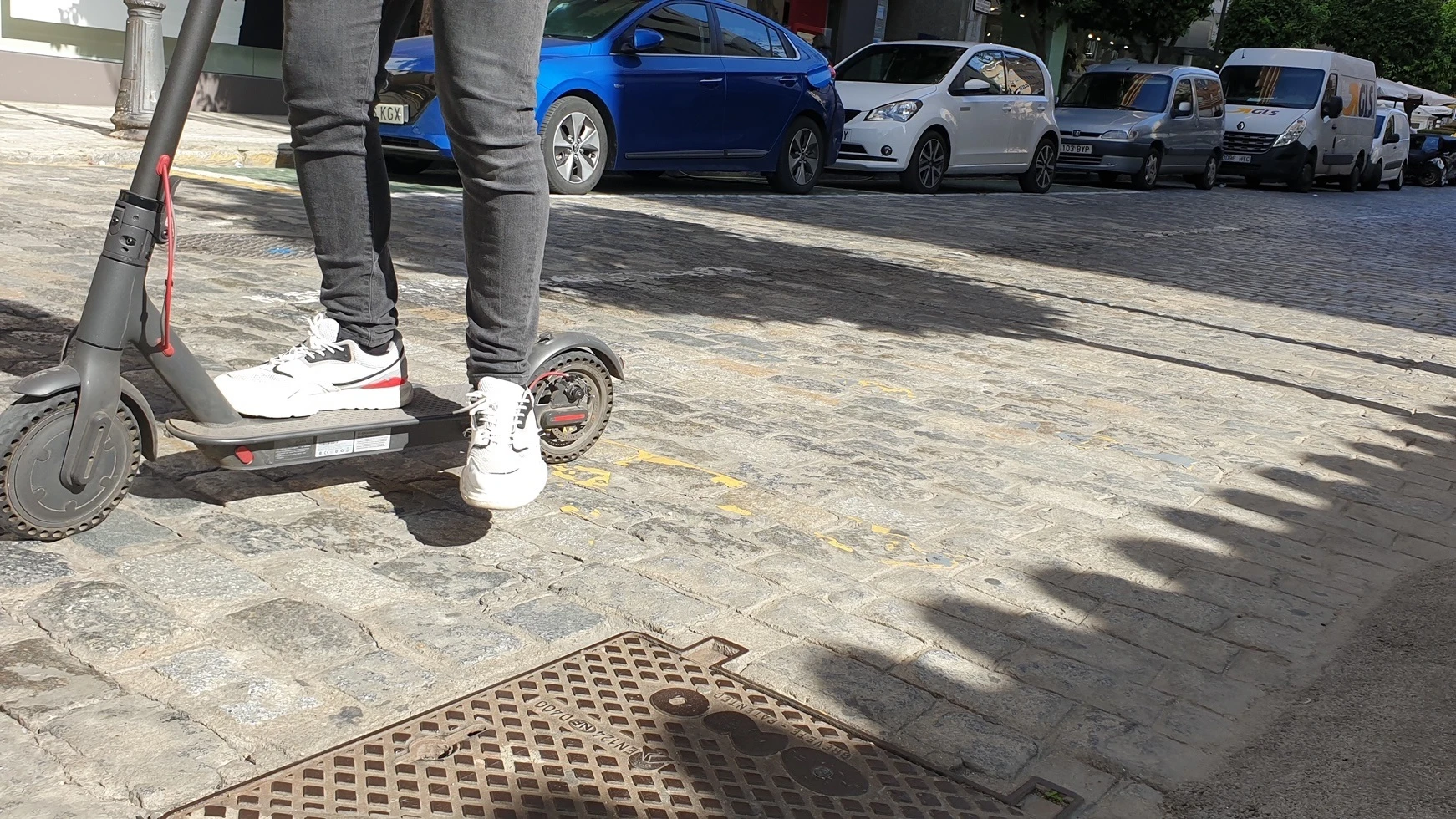 Imagen de archivo de un conductor en patinete eléctrico.