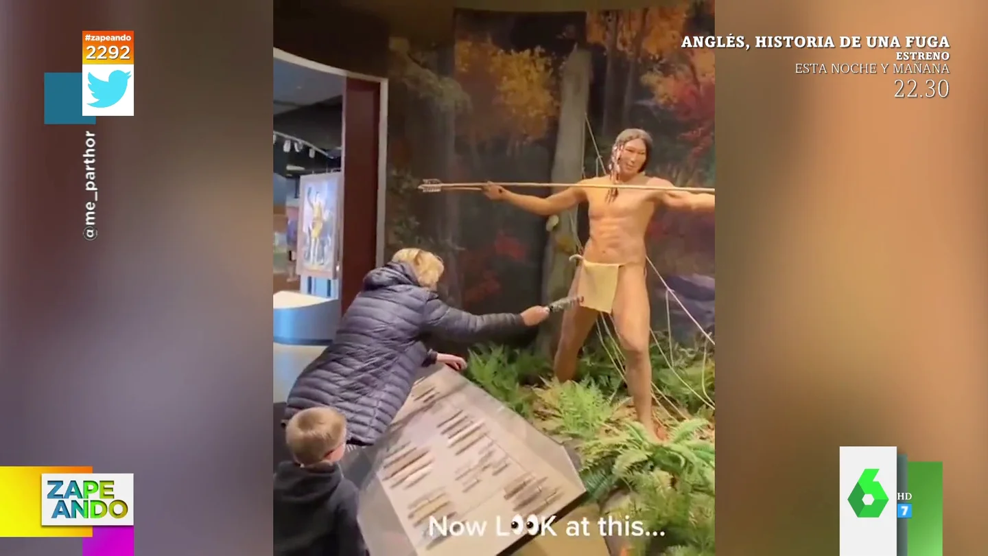 El viral de una abuela intentando levantar el taparrabos de un indio en un museo delante de su nieta El viral de una abuela intentando levantar el taparrabos de un indio en un museo delante de su nieta