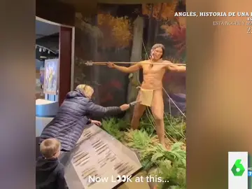 El viral de una abuela intentando levantar el taparrabos de un indio en un museo delante de su nieta
