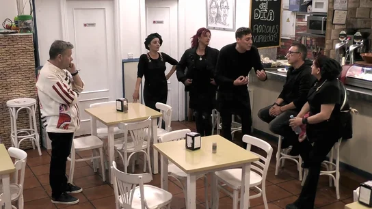 El camarero de 'Los 5 sentidos' rompe a llorar con Chicote: "Si esto no funciona no comemos" El camarero de 'Los 5 sentidos' rompe a llorar con Chicote: "Si esto no funciona no comemos"