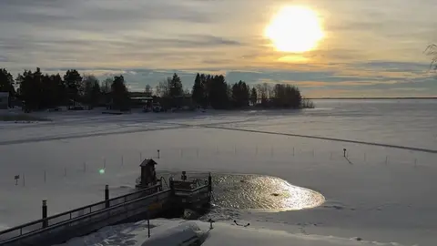 Joven bañándose en un lago helado en Finlandia Joven bañándose en un lago helado en Finlandia