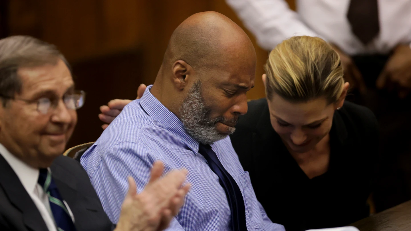 Lamar Johnson emocionado tras ser puesto en libertad. Lamar Johnson emocionado tras ser puesto en libertad.