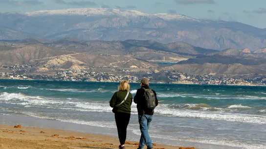 Imagen de la sierra de Aitana nevada vista desde la playa de San Juan de Alicante Imagen de la sierra de Aitana nevada vista desde la playa de San Juan de Alicante